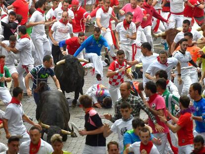 Los toros de Victoriano del Río, en el sexto encierro de San Fermín.