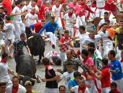 Los toros de Victoriano del Río, en el sexto encierro de San Fermín.