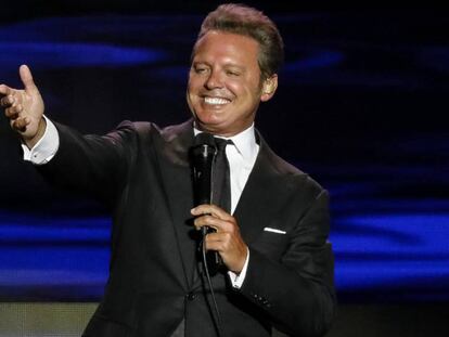 FOTO: Luis Miguel, durante un concierto en Sevilla. / VÍDEO: Tráiler de la serie de Netflix.