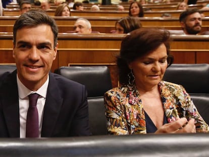 Carmen Calvo con Pedro Sánchez en el Congreso. En vídeo, declaraciones de Carmen Calvo, ministra de Igualdad. el pasado 10 de julio.