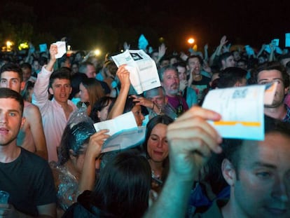 FOTO: Espectadores del concierto de David Guetta muestran sus entradas en la Campa de la Magadalena de Santander. / VÍDEO: Mensaje de Guetta a sus seguidores en Instagram.