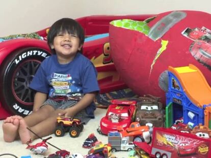 Ryan probando juguetes de la película 'Cars' en uno de sus vídeos.