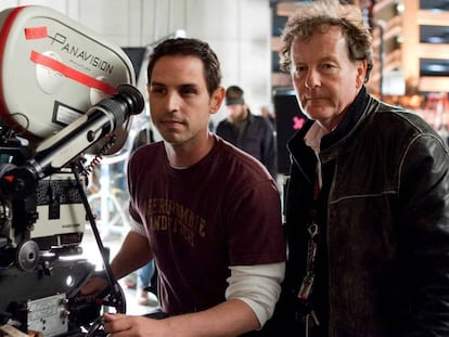 Greg Berlanti (esquerda) e o diretor de fotografia Andrew Dunn na filmagem de ' Juntos Pelo Acaso'. / VÍDEO: Cinco séries de Berlanti.