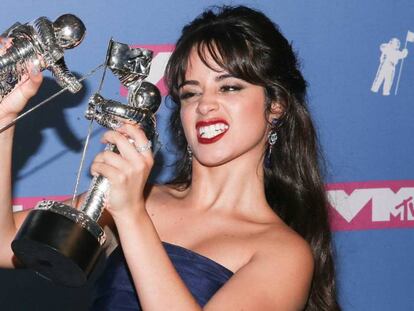 Camila Cabello celebrando sus premios en MTV Video Music Awards.