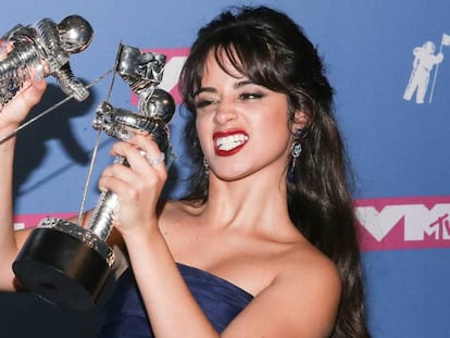 Camila Cabello celebrando sus premios en MTV Video Music Awards.