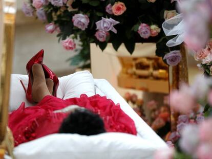 El cuerpo de la cantante Aretha Franklin descansa en el Museo Charles H. Wright de la Historia Afromericana, en Detroit.
