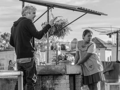 Alfonso Cuaron durante el rodaje de 'Roma'. En vídeo, tráiler de la película.