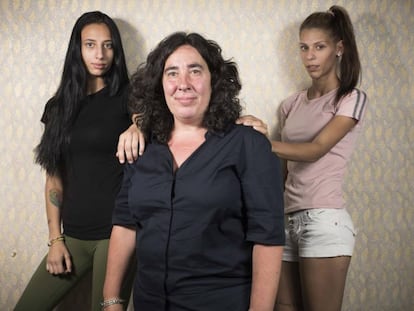 La directora Arantxa Echevarria y las dos protagonistas Zaira Romero (i) y Rosy Rodriguez (d) de la pelicula Carmen y Lola. En vídeo, tráiler de la película.