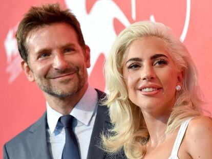 La artista Lady Gaga (d) y el actor Bradley Cooper en el 75º Festival Internacional de Cine de Venecia, Italia, hoy 31 de agosto de 2018.