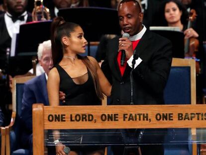 El obispo Charles Ellis, con la cantante Ariana Grande durante el funeral de Aretha Franklin, este viernes en Detroit.