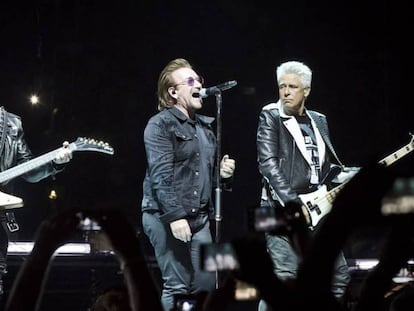 The Edge, Bono y Adam Clayton, en el primer concierto de este verano en el Mercedes-Benz Arena de Berlín.