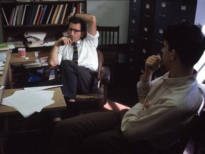 Noam Chomsky fumando en pipa en su despacho del MIT en 1969. En vídeo, perfil de Tom Wolfe.