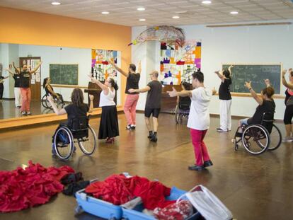 Un grupo baila en las clases de flamenco de José Galán.