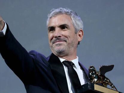 Alfonso Cuarón, con el León de Oro en la mano.