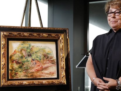 Sylvie Sulitzer junto a la obra 'Dos mujeres en un jardín', de Renoir, en Nueva York.