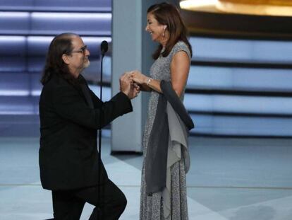 Glenn Weiss le propone matrimonio a su novia en directo en los Emmy.