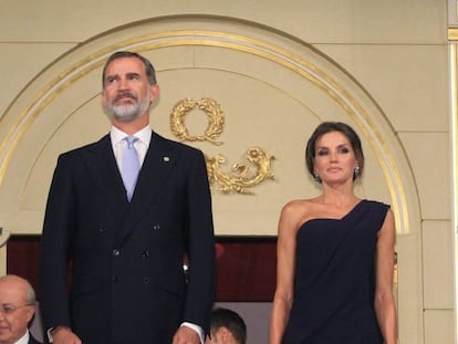 Los Reyes Felipe y Letizia, ayer en el Teatro Real de Madrid.