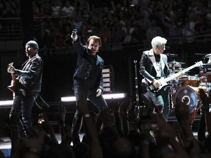 U2, ayer en pleno concierto.