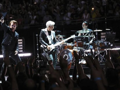 U2, ayer en pleno concierto.