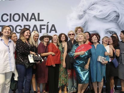 Esther García, con abanico rojo, rodeada de compañeras cineastas en la concesión del Premio Nacional de Cinematografía / En vídeo, declaraciones de la productora Esther García