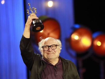 El actor Danny DeVito, emocionado tras recoger el premio. / En vídeo, declaraciones de Danny DeVito (ATLAS)