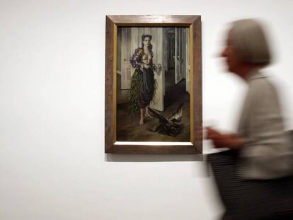 El autorretrato 'Birthday', que Tanning pintó en 1942, abre la exposición del Reina Sofía. En el vídeo, un recorrido por la muestra.