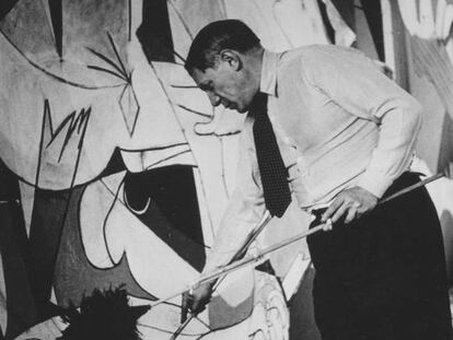 Picasso, pinta el 'Guernica', en 1937. En vídeo, así se hizo el cuadro.