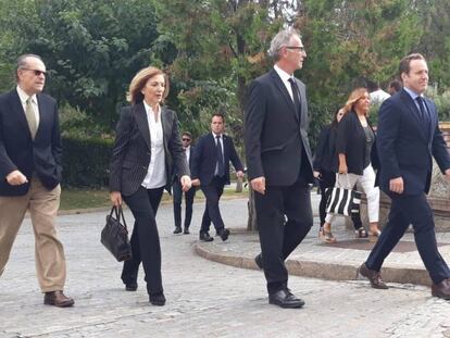 El ministro de Cultura, José Guirao, y el exdirector del Liceu, Joan Francesc Marco, a su llegada al tanatorio.