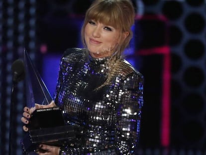 Taylor Swift con el premio a mejor artista del año.