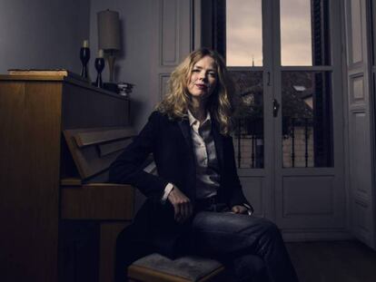 La compositora y cantante Christina Rosenvinge, hoy, en su casa de Madrid. (SAMUEL SÁNCHEZ). En vídeo: entrevista en el Primavera Sound, el pasado agosto (J. MARMISA).