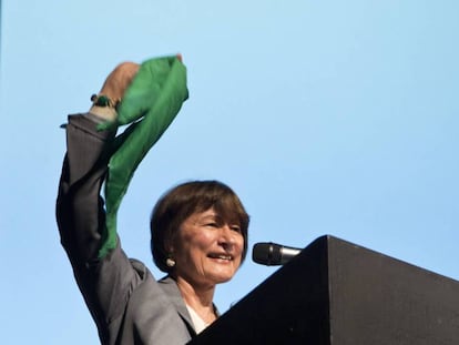 Catherine Millet exhibe el pañuelo verde a favor del aborto legal en Buenos Aires / En vídeo, un año del 'Me too'