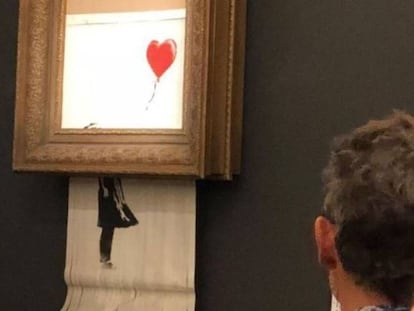 Momento en el que el lienzo pasa por la trituradora. Instagram: @banksy | epv