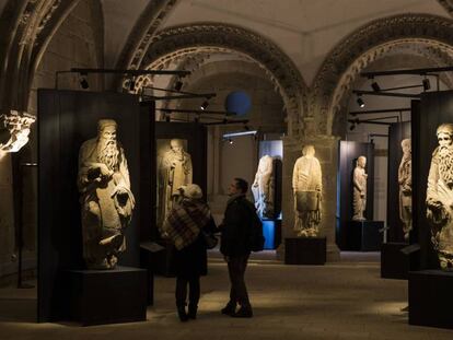 Estatuas de Isaac y Abraham, en la exposición 'Descubriendo al Maestro Mateo', celebrada en 2017, en Santiago de Compostela. En vídeo, la presentación de la exposición 'Maestro Mateo', acogida por el Museo del Prado entre 2016 y 2017.