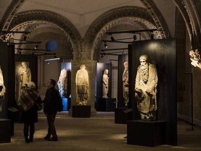 Estatuas de Isaac y Abraham, en la exposición 'Descubriendo al Maestro Mateo', celebrada en 2017, en Santiago de Compostela. En vídeo, la presentación de la exposición 'Maestro Mateo', acogida por el Museo del Prado entre 2016 y 2017.