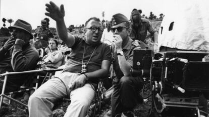 Sergio Leone da instrucciones a un militar español durante un rodaje en julio de 1966. En vídeo, tráiler del documental 'Desenterrando Sad Hill'.