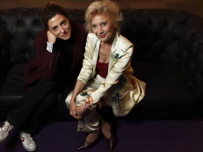 Bárbara Lennie (izquierda) y Marisa Paredes, el pasado miércoles en la redacción de EL PAÍS. En vídeo, tráiler de 'Petra'.