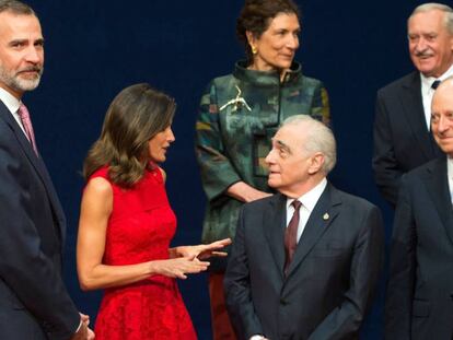 Martin Scorsese (centro) y la reina Letizia, junto con Felipe VI (izquierda), tras la tradicional foto de los premiados de los Princesa de Asturias, hoy en Oviedo.