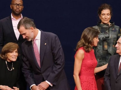 De izquierda a derecha, la bióloga Sylvia A. Earle, el Rey Don Felipe, la Reina Doña Letizia y el cineasta Martin Scorsese / En vídeo, resumen de cómo fue la ceremonia de los Premios Princesa de Asturias 2018 (ATLAS)