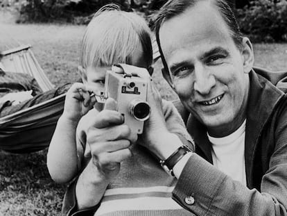 Ingmar Bergman, con su hijo Daniel y su esposa, la pianista Käbi Laretei, hacia 1966, en una imagen de 'Searching for Bergman'. En vídeo, tráiler del documental.