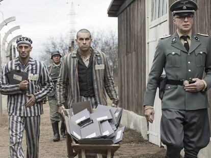 Desde la izquierda, Alain Hernández, Mario Casas y Richard van Weyden, en 'El fotógrafo de Mauthausen'. En vídeo, tráiler del film.