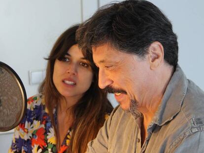 Adriana Ugarte y Carlos Bardem en la grabación de 'Guerra 3'. En vídeo, promo del podcast.
