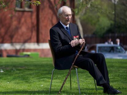 Joachim Ronneberg durante una ceremonia en su honor en Londres en 2013. En vídeo, tráiler de 'La guerra del agua pesada', la serie noruega que narra la historia de los héroes de Telemark.