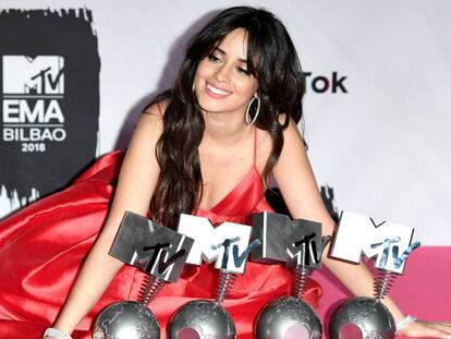 Camila Cabello posa con sus cuatro galardones conseguidos en los MTV EMA 2018. En vídeo, los mejores momentos de la gala.