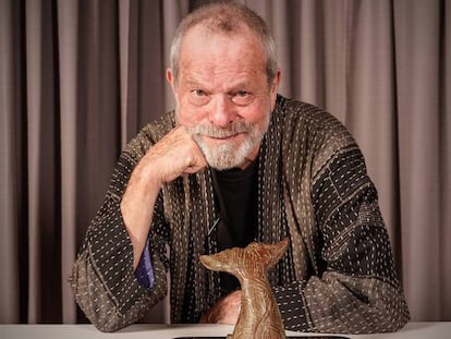 Terry Gilliam junto a su premio. En vídeo, tráiler de 'El Hombre que mató a Don Quijote'.