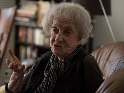 Ida Vitale, el pasado 10 de septiembre en su casa de Montevideo. En vídeo, la poetisa sorprendida por el galardón.