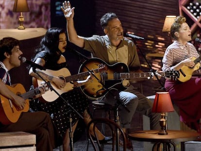 Drexler (c), junto a El David Aguilar, Mon Laferte, Natalia Lafourcade.