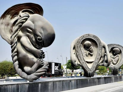 Esculturas de la instalación 'El viaje maravilloso' en el exterior del hospital de Sidra, en Qatar.