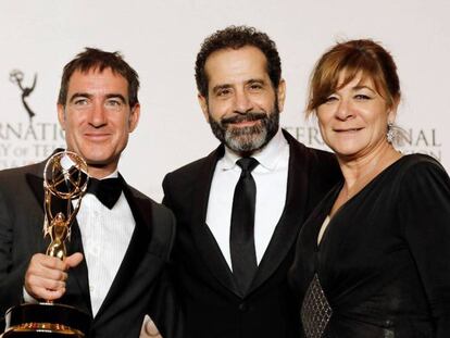 El actor estadounidense Tony Shalhoub posa junto al guionista español Alex Pina y la productora ejecutiva Sonia Martínez. En vídeo, 'La casa de papel' gana el Emmy Internacional a mejor drama.