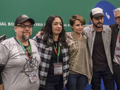 Los escritores Antonio Ortuño y Fernanda Melchor, la periodista Denise Maerker, el actor Diego Luna y el director de EL PAÍS América, Javier Moreno.