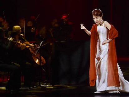 Imagen de uno de los conciertos de Maria Callas, recreada digitalmente, junto a una orquesta con músicos reales.